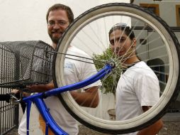 Alberto Mejorada y Gilgamesh Ángeles son dos de los principales impulsores del movimiento tapatío Al teatro en bici.E. BARRERA  /