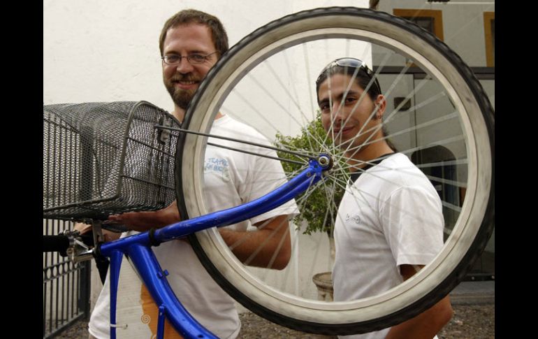 Alberto Mejorada y Gilgamesh Ángeles son dos de los principales impulsores del movimiento tapatío Al teatro en bici.E. BARRERA  /