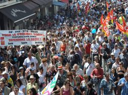 Trabajadores públicos y privados manifiestan y gritan lemas durante una marcha en Burdeos, Francia. EFE  /