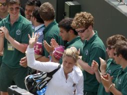 Clijsters es aplaudida tras el partido en que derrotara a la rusa Maria Kirilenko. REUTERS  /