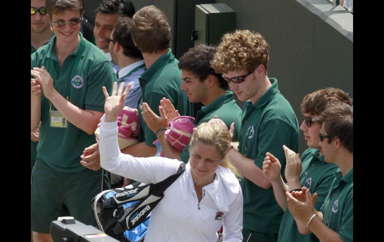 Clijsters es aplaudida tras el partido en que derrotara a la rusa Maria Kirilenko. REUTERS  /