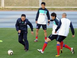 El técnico Huh Jung-Moo (izq.) entrena con sus seleccionados surcoreanos. AFP  /