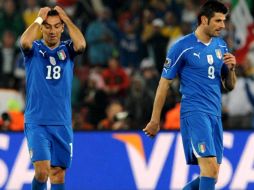 Los jugadores italianos Fabio Quagliarella (izq.) y Vincenzo Laquinta, lamentan la derrota ante Eslovaquia. EFE  /