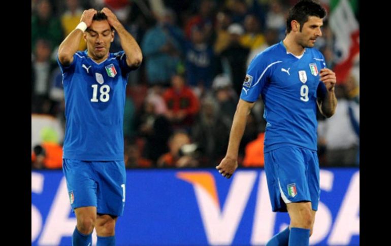 Los jugadores italianos Fabio Quagliarella (izq.) y Vincenzo Laquinta, lamentan la derrota ante Eslovaquia. EFE  /