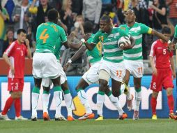 Los jugadores de Costa de Marfil festejando su tercer gol. EFE  /