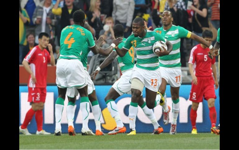 Los jugadores de Costa de Marfil festejando su tercer gol. EFE  /