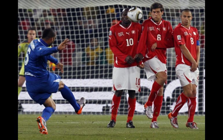 Victor Bernardez de Honduras, intenta anotar ante Suiza. AP  /