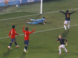 Andrés Iniesta (abajo der.) celebra su anotación ante Chile. REUTERS  /