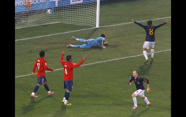 Andrés Iniesta (abajo der.) celebra su anotación ante Chile. REUTERS  /