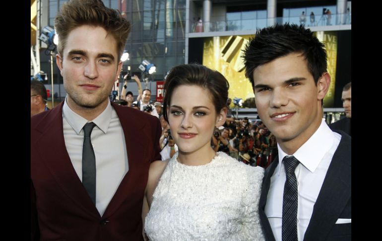 Los actores Robert Pattinson, Kristen Stewart y Taylor Lautner a su llegada al estreno. AP  /