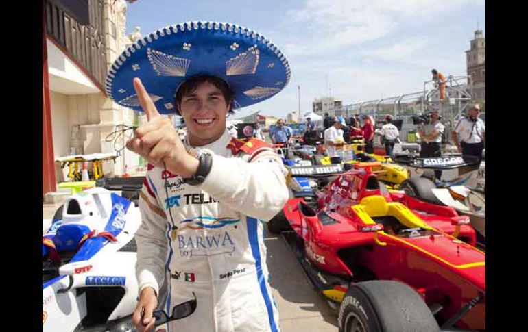 Sergio Pérez celebró ayer tras la sesión de calificación, su primera posición de privilegio del 2010. CORTESÍA ESCUDERÍA TELMEX  /