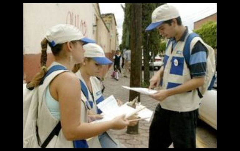 El personal del censo dejará avisos de su visita ofreciendo a los residentes algunas alternativas para censarse. ESPECIAL  /