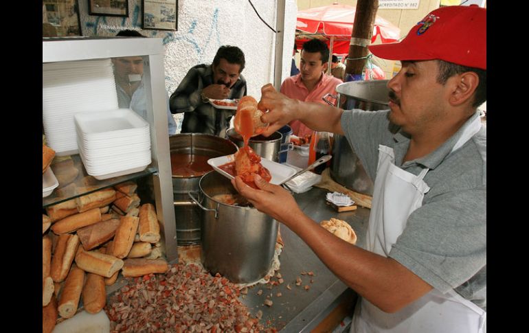 La torta ahogada es uno de los alimentos típicos de Guadalajara y está incluido en la ruta gastronómica de Jalisco. A. CAMACHO  /