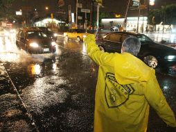 Inundaciones y caos vial desató la tormenta del pasado jueves en algunas calles. A. CAMACHO  /