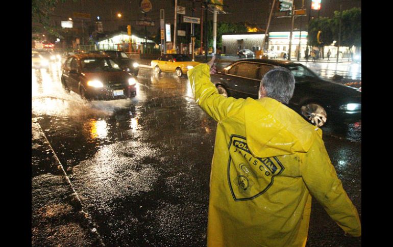 Inundaciones y caos vial desató la tormenta del pasado jueves en algunas calles. A. CAMACHO  /