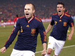 • Andrés Iniesta y David Villa festejan el segundo tanto español. EFE  /