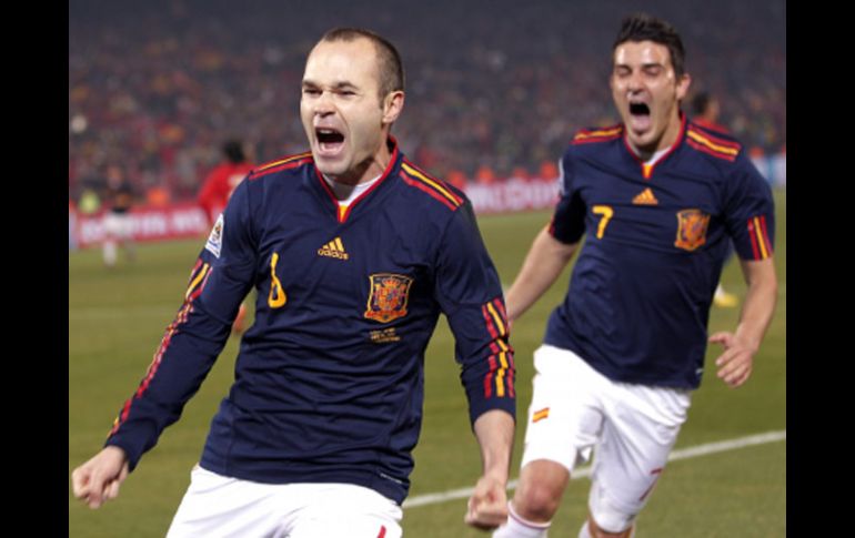 • Andrés Iniesta y David Villa festejan el segundo tanto español. EFE  /