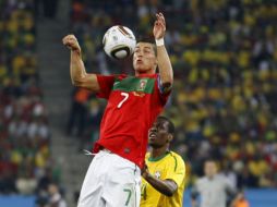 Acción del partido entre Brasil y Portugal donde se disputa el polémico balon. REUTERS  /