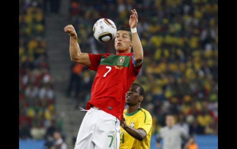 Acción del partido entre Brasil y Portugal donde se disputa el polémico balon. REUTERS  /