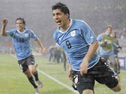 El jugador uruguayo Luis Suárez festejando su gol.EFE  /