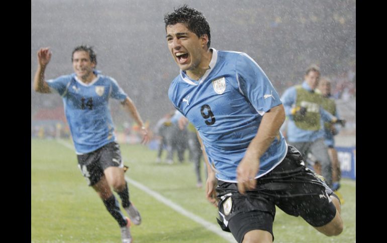 El jugador uruguayo Luis Suárez festejando su gol.EFE  /