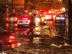 La lluvia que se registró el jueves pasado dejó varias inundaciones en la ZMG. A. CAMACHO  /