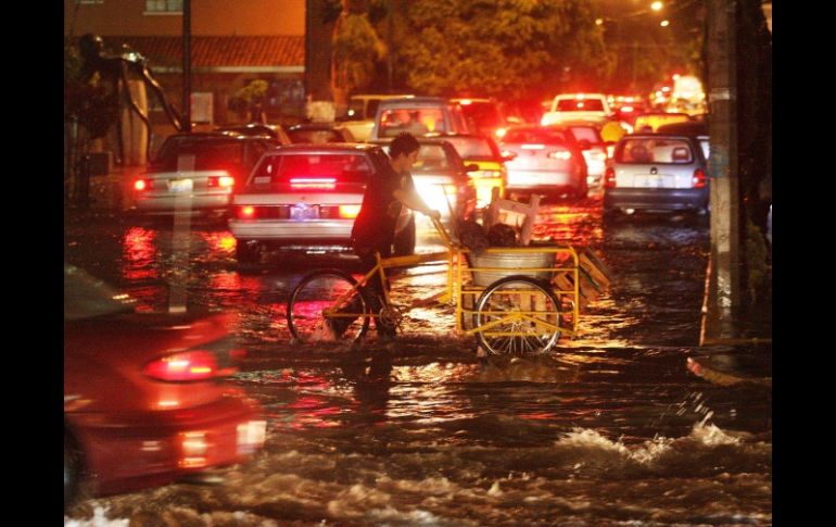 La lluvia que se registró el jueves pasado dejó varias inundaciones en la ZMG. A. CAMACHO  /