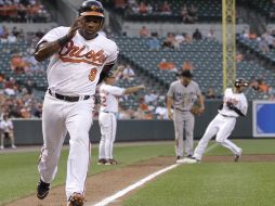 Miguel Tejada de los Orioles llega a home en la tercera entrada después del sacrificio de Luke Scott. AP  /