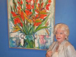 Marlinde Von Ruths con una de sus obras, ''Gladiolas''. EL DUQUE DE TLAQUEPAQUE  /