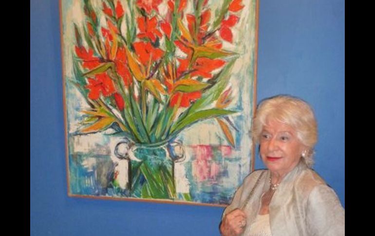 Marlinde Von Ruths con una de sus obras, ''Gladiolas''. EL DUQUE DE TLAQUEPAQUE  /