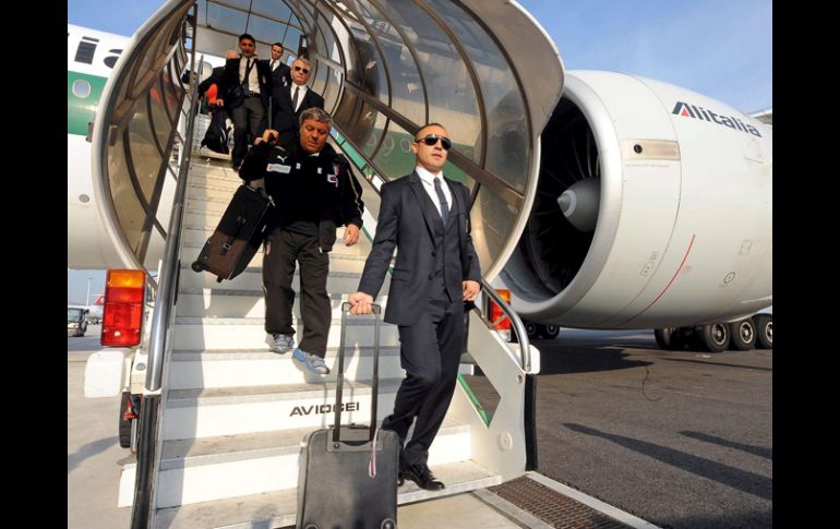 Los seleccionados italianos tras su llegada al aeropuerto de Roma. EFE  /