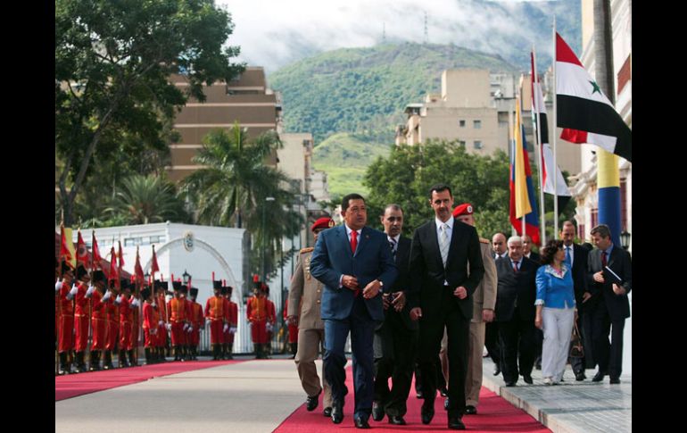 El presidente de Venezuela, Hugo Chávez, y su homólogo sirio Bashar Assad, en Caracas. AFP  /