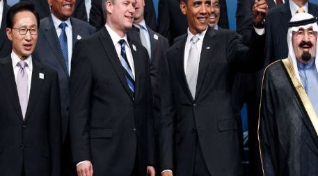 Harper, primer ministro de Canadá, y Obama, presidente de EU (ambos al centro) durante la toma de la fotografía oficial. REUTERS  /