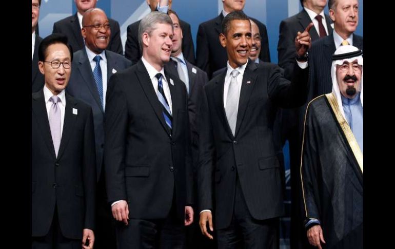 Harper, primer ministro de Canadá, y Obama, presidente de EU (ambos al centro) durante la toma de la fotografía oficial. REUTERS  /