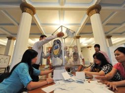 En una casilla se cuentan los votos tras referéndum en Kirguistán. AFP  /