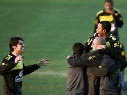 Jugadores brasileños durante un entrenamiento, previo a su encuentro ante Chile. EFE  /