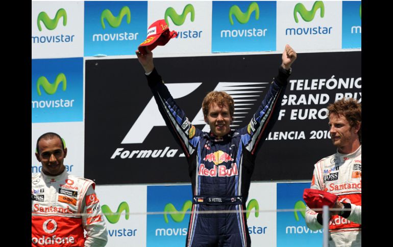 Sebastian Vettel de Red Bull celebra en el puesto más alto del podio en Valencia. AFP  /