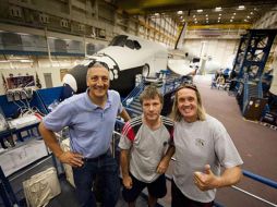 El líder de Iron Maiden, Bruce Dickinson, mostró un mapa durante su visita a la NASA. ESPECIAL  /