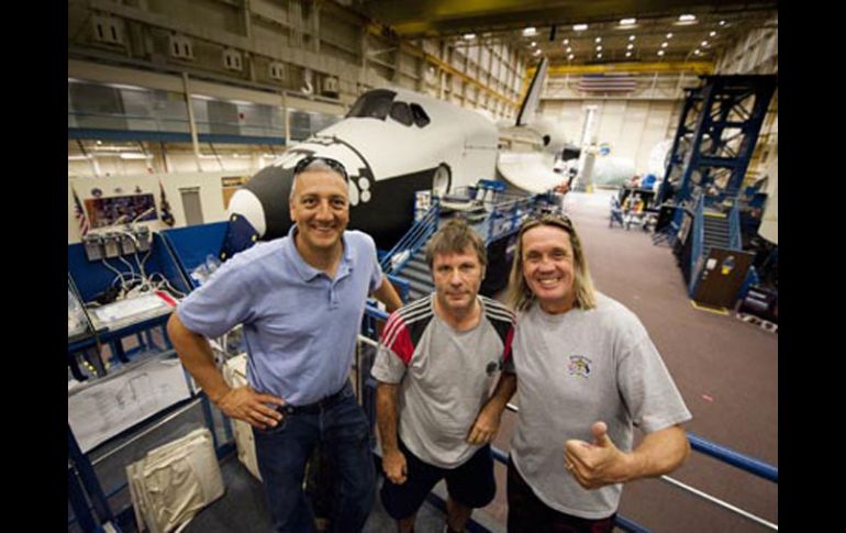 El líder de Iron Maiden, Bruce Dickinson, mostró un mapa durante su visita a la NASA. ESPECIAL  /