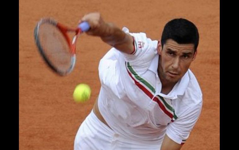 El tenista rumano Victor Hanescu durante su partido contra el serbio Novak Djokovic en el campeonato Roland Garros. AFP  /