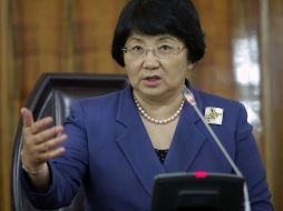 Roza Otunbayeva, presidenta interina de Kirguistán, habla ante los medios en Bishkek. AP  /