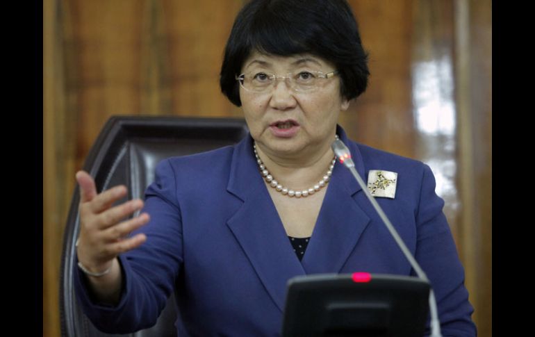 Roza Otunbayeva, presidenta interina de Kirguistán, habla ante los medios en Bishkek. AP  /