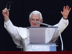 El Papa Benedicto XVI saluda a los fieles reunidos en la Plaza de San Pedro, en El Vaticano, para escuchar el Angelus. REUTERS  /