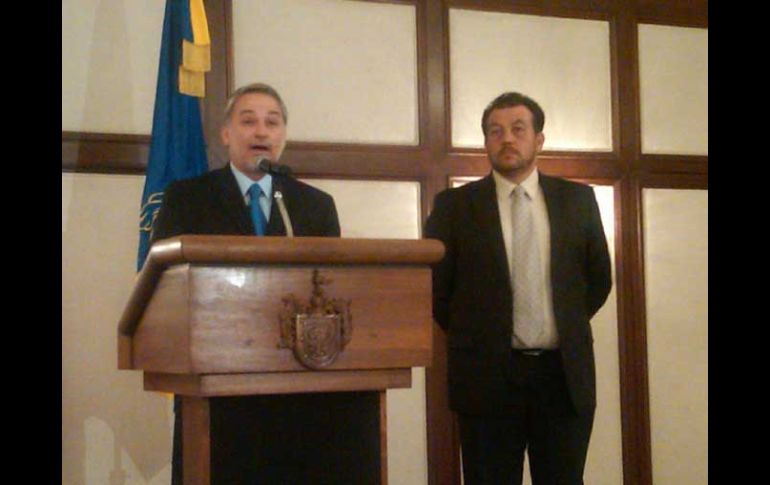 Herbert Taylor y Emilio González, durante la rueda de prensa informativa de la renuncia del funcionario estatal. M. MENDOZA  /