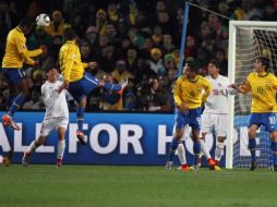 El brasileño Juan (izq),consigue de cabeza el primer gol de su equipo durante el partido entre las Selecciones de Brasil y Chile. EFE  /