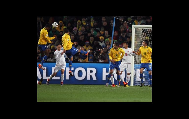 El brasileño Juan (izq),consigue de cabeza el primer gol de su equipo durante el partido entre las Selecciones de Brasil y Chile. EFE  /