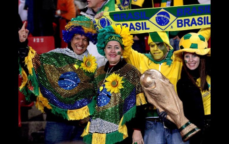 Aficionados apoyan a la Selección de Brasil. EFE  /