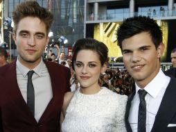 Los protagonistas del filme,Robert Pattinson (i), Kristen Stewart (c) y Taylor Lautner (d). AP  /