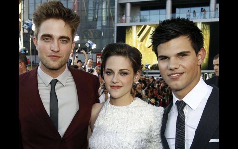 Los protagonistas del filme,Robert Pattinson (i), Kristen Stewart (c) y Taylor Lautner (d). AP  /