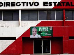 En las oficinas del PRI estatal fue colocado un moño negro por la muerte de su candidato, Rodolfo Torre Cantú. EL UNIVERSAL  /